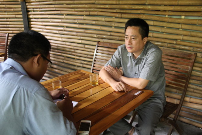 Ông Phan Mạnh Hà trao đổi thông tin với Tuổi Trẻ - Ảnh: TR.TRUNG
