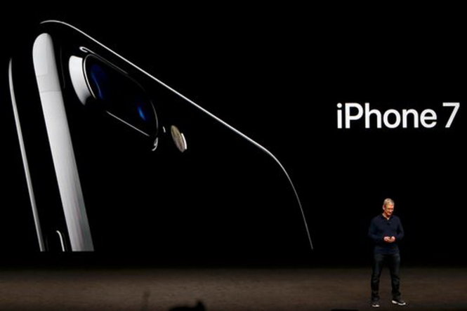 Giám đốc điều hành (CEO) Apple Tim Cook công bố tên gọi iPhone mới là iPhone 7 tại sự kiện ngày 8-9 - Ảnh: Reuters