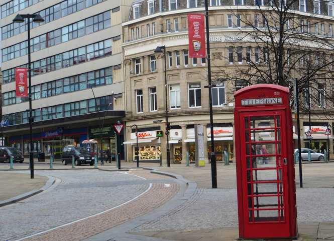 Một góc phố Sheffield với bốt điện thoại đỏ đặc trưng của nước Anh - Ảnh: KIM NGÂN