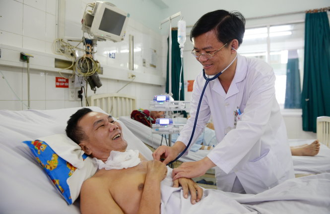 TS.BS Nguyễn Văn Tân đang thăm khám cho bệnh nhân Điểm sáng 8-9 - Ảnh: HỮU KHOA