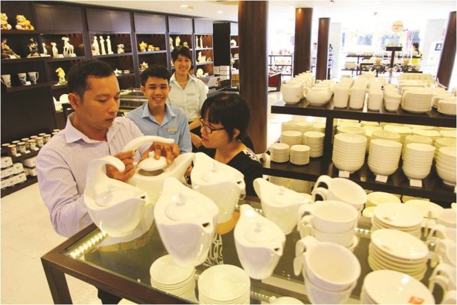 Khách tham quan và mua sắm tại showroom của Công ty Minh Long I địa chỉ 69 Hùng Vương (quận Ninh Kiều, TP Cần Thơ) 	Ảnh: CHÍ QUỐC
