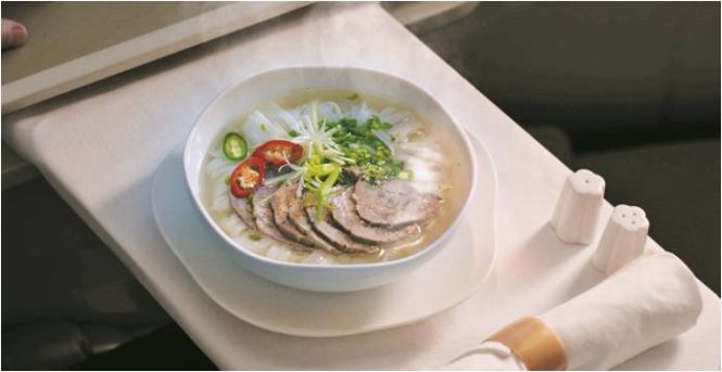Thực đơn ăn uống có lợi cho sức khỏe được tư vấn và thiết kế bởi các chuyên gia ẩm thực từ khách sạn 5 sao, thể hiện sự tinh tế của ẩm thực đất nước và những quốc gia điểm đến. Đặc biệt, món phở bò được phục vụ với nước dùng nóng, mang đậm hương vị truyền thống Việt