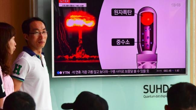 Người dân xem bản tin truyền hình nói về vụ thử hạt nhân mới nhất của CHDCND Triều Tiên tại một nhà ga xe lửa ở Seoul - Ảnh: AFP