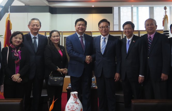 Tổng lãnh sự danh dự Việt Nam tại khu vực Busan-Gyeongnam, Park Soo Kwan tiếp đoàn đại biểu TPHCM - Ảnh: HỒNG HIỆP