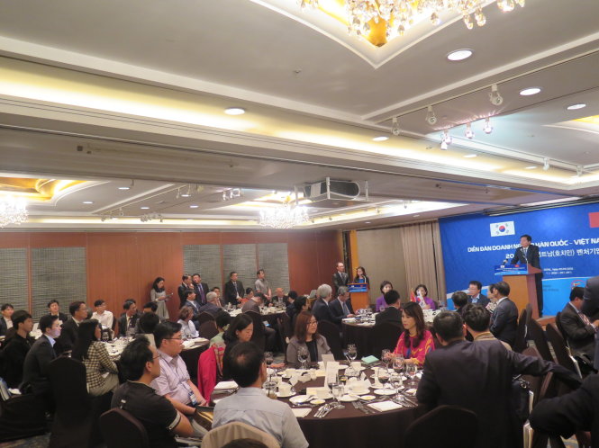 Bí thư Thành ủy TPHCM Đinh La Thăng trò chuyện với các doanh nghiệp tại diễn đàn Doanh nghiệp Hàn quốc - Việt Nam - Ảnh: HỒNG HIỆP