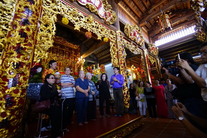 Các nghệ sĩ đến chúc mừng nghệ sĩ Hoài Linh khánh thành đền thờ tổ