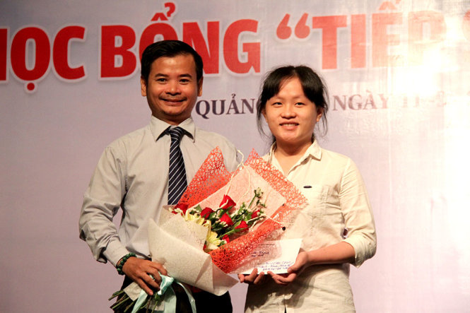 Ông Lê Văn Thanh trao suất học bổng giờ chót cho sinh viên Võ Thị Cam - Ảnh: ĐOÀN CƯỜNG