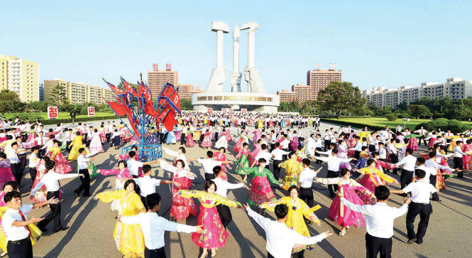 Thanh niên và học sinh, sinh viên tham gia khiêu vũ mừng ngày kỷ niệm thành lập nước CHDCND Triều Tiên ngày 9-9Ảnh: Reuters