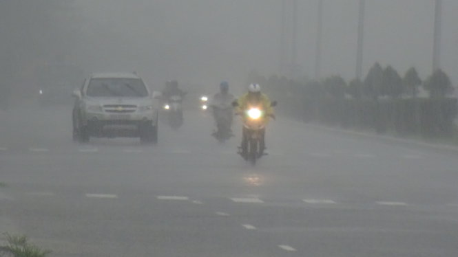 Mưa trắng xóa trên các tuyến đường ven biển Đà Nẵng (chụp lúc 16g ngày12-9)- Ảnh: TRƯỜNG TRUNG.