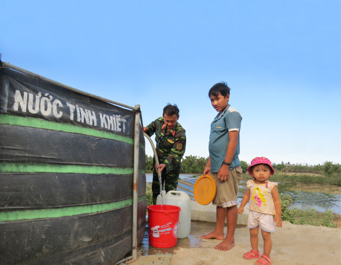Người dân Ninh Thuận luôn vất vả vì thiếu nước. Trong ảnh: Quân khu 5 phải đưa xe lọc nước sông Dinh để cung cấp cho người dân xã Phước Sơn (Ninh Phước, Ninh Thuận) trong mùa khô hạn năm 2015  - Ảnh: DUY THANH