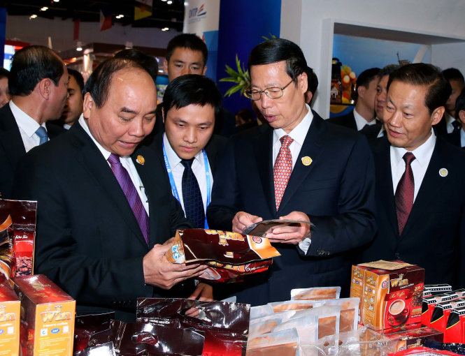 Thủ tướng Nguyễn Xuân Phúc ( trái) dự Lễ khai trương khu gian hàng Quốc gia Danh tại thành phố Nam Ninh, tỉnh Quảng Tây (Trung Quốc),Sáng 11/9/2016 Ảnh: TTXVN