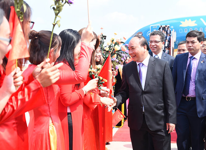 Đông đảo cộng đồng người Việt Nam đang sinh sống, lao động và học tập tại Trung Quốc chào đón Thủ tướng Nguyễn Xuân Phúc tại sân bay - Ảnh: VGP/Quang Hiếu