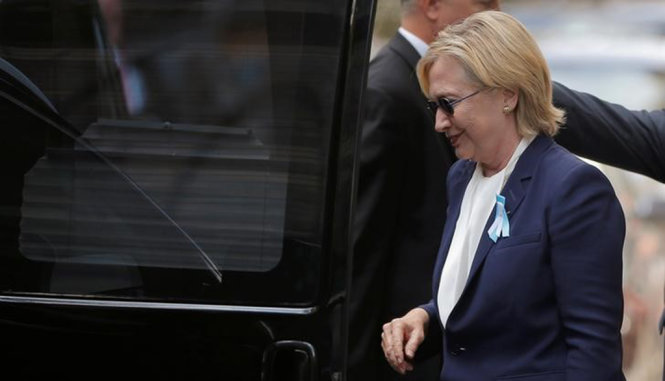 Bà Hillary Clinton rời nhà con gái tại New York trong ngày 11-9 - Ảnh: REUTERS