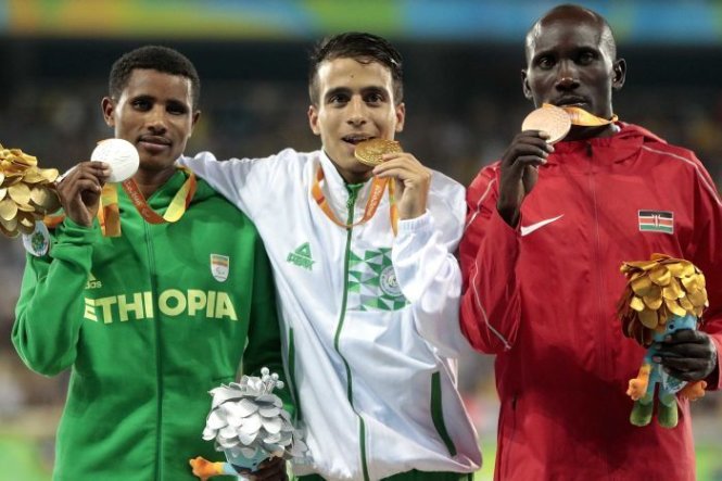 Từ trái sang phải: ba VĐV khuyết tật gồm Tamiru Demisse, Abdellatif Baka và Henry Kirwa trên bục nhận huy chương. Ảnh: GETTY IMAGES