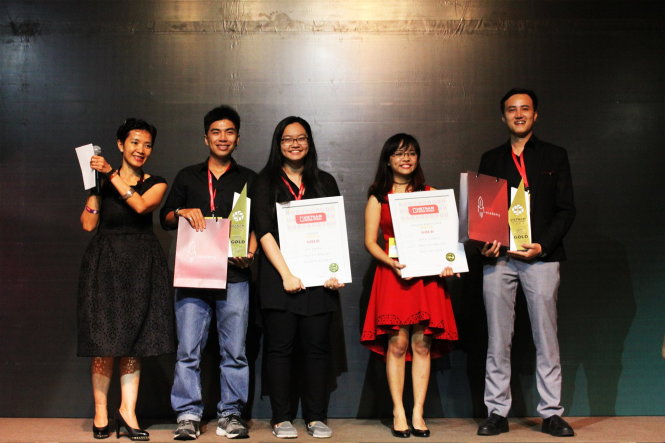 An và Khang (thứ hai và ba từ trái) nhận giải vàng hạng mục Media trong Gala Young Spikes Việt Nam - Ảnh: NVCC