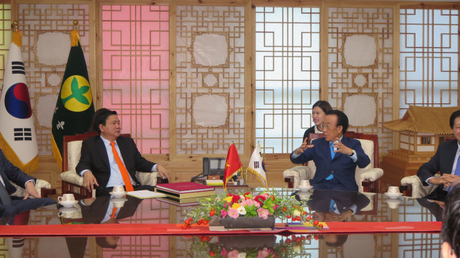 Tỉnh trưởng tỉnh  Gyeongsangbuk-do tiếp  Bí thư Thành ủy TPHCM Đinh La Thăng - Ảnh: HỒNG HIỆP