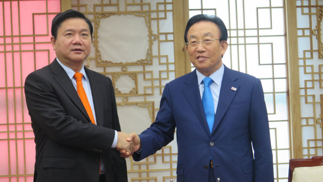 Tỉnh trưởng tỉnh  Gyeongsangbuk-do tiếp  Bí thư Thành ủy TPHCM Đinh La Thăng - Ảnh: HỒNG HIỆP