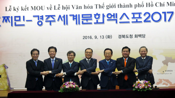 Lãnh đạo tỉnh  Gyeongsangbuk-do và lãnh đạo TPHCM ký MOU về tổ chức Lễ hội Văn hóa Thế giới 2017 - Ảnh: HỒNG HIỆP
