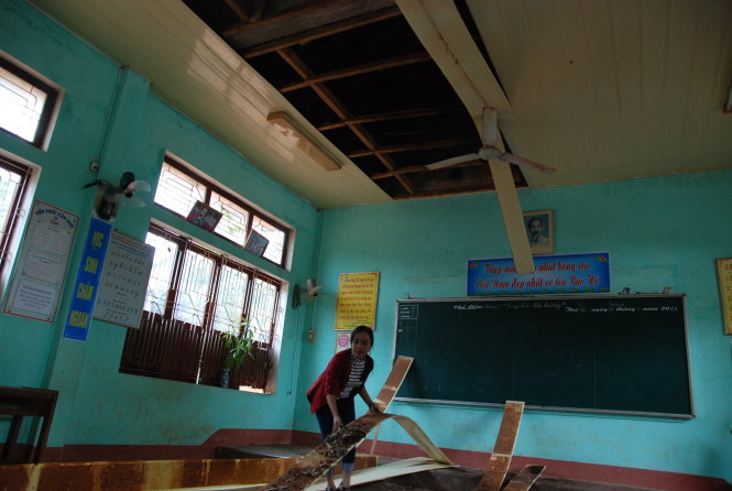 Giàn la phông trần một phòng học tại trường Tiểu học Cam Tuyền bị lốc giật đổ, rất may gần 30 học sinh ngồi học phía dưới không bị thương – ảnh: Quốc Nam