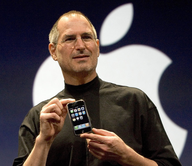 Steve Jobs, CEO của Apple giới thiệu chiếc iPhone đầu tiên tại Macworld ngày 9-1-2007 - Ảnh: David Paul Morris/Getty Images