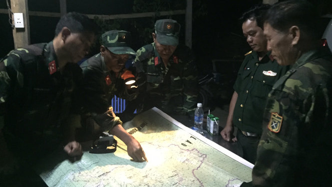 BCH quân sự huyện Nam Giang đang vạch phương án tìm kiếm người dân bị nạn - Ảnh: Tấn Vũ