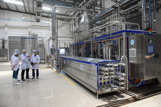 Dây chuyền công nghệ tiệt trùng UHT trực tiếp xử lý nguyên liệu tại Nhà máy Betrimex ở Bến Tre - Ảnh: HỮU KHOA