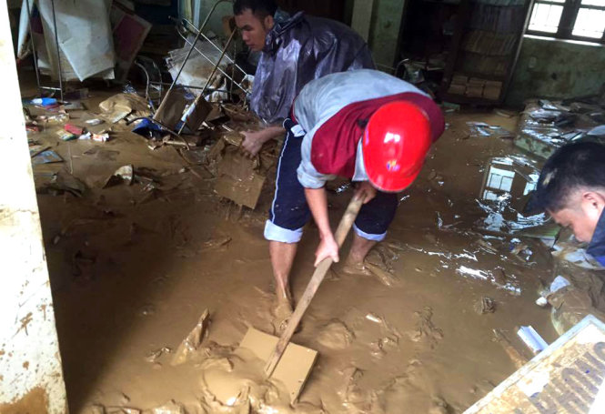 Bùn đất tràn vào Trường THCS Yên Tĩnh, huyện Tương Dương, Nghệ An sau trận lũ quét rạng sáng 14-9 - Ảnh: MẠC VĂN NGUYÊN