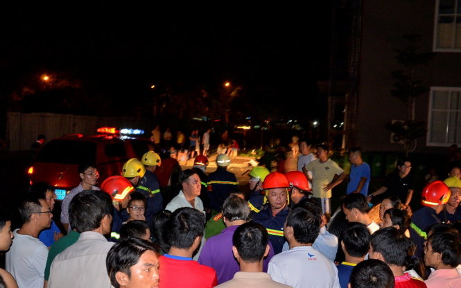 Cư dân chung cư HQC Plaza trên đường Nguyễn Văn Linh (X.An Phú Tây, H.Bình Chánh, TP.HCM) hoảng loạn khi xảy ra cháy tại tầng 11 block 4, ngày 15-7 - Ảnh: LÊ PHAN