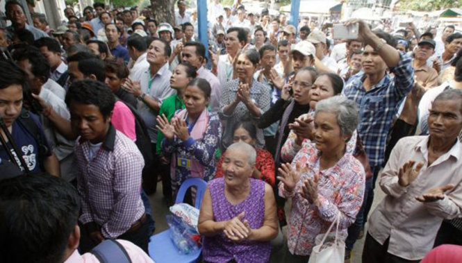 Những người ủng hộ Đảng Cứu nguy dân tộc Campuchia nghe phát biểu của lãnh tụ đối lập Kem Sokha - Ảnh: AP