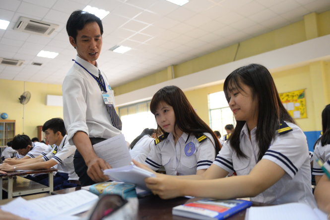 Giáo viên Trường Quốc Văn Sài Gòn hướng dẫn học sinh giải bài tập môn toán - Ảnh: HỮU KHOA