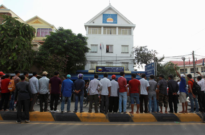 Những người ủng hộ CNRP dàn hàng “bảo vệ” trụ sở đảng này tại Phnom Penh ngày 9-9 - Ảnh: Reuters