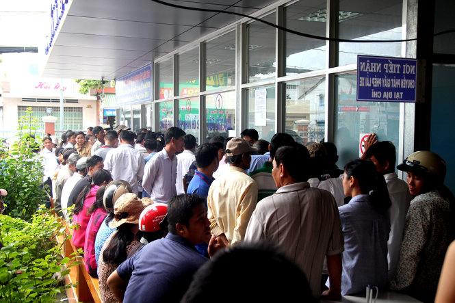 Từ sáng sớm, người dân từ các huyện của tỉnh Tiền Giang ùn ùn kéo đến trụ sở Giao thông vận tải để đổi giấy phép lái xe vì tin đồn thất thiệt - Ảnh: MẬU TRƯỜNG