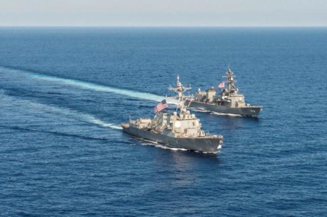 Tàu khu trục có trang bị tên lửa dẫn đường lớp Arleigh Burke của Mỹ USS Mustin (DDG 89) và tàu JS Kirisame (DD 104) của Lực lượng phòng vệ biển Nhật Bản trong một đợt huấn luyện chung tại Biển Đông - Ảnh: Reuters