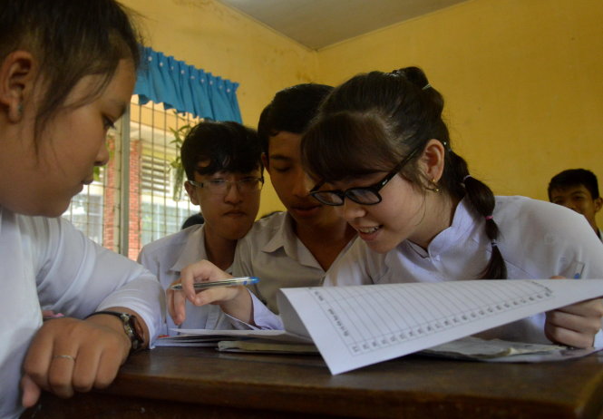 Học sinh Trường THCS Kim Hồng háo hức điền vào phiếu đăng ký chọn giáo viên và môn học trái buổi - Ảnh: NGỌC TÀI