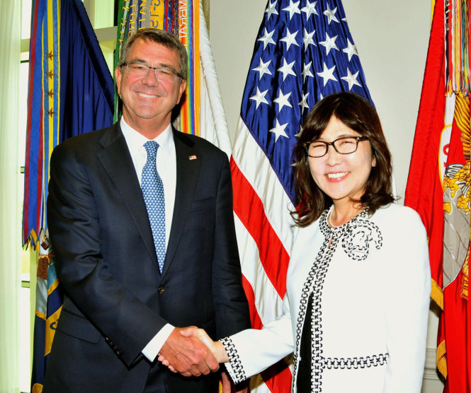 Bộ trưởng quốc phòng Nhật Bản và người đồng cấp Mỹ Ashton Carter tại Washington ngày 15-9 - Ảnh: Japan Times