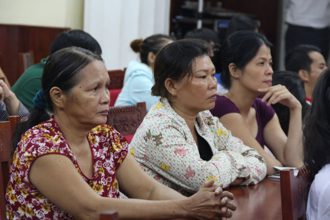 Những người mẹ nghèo đến dự lễ trao học bổng cho chính con mình - Ảnh: MINH AN