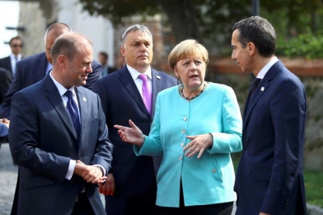Từ trái sang: Thủ tướng Malta Joseph Muscat, Thủ tướng Hungary Viktor Orban, Thủ tướng Đức Angela Merkel và Thủ tướng Áo Christian Kern thảo luận bên lề hội nghị thượng đỉnh tại Bratislava, Slovakia - Ảnh: Reuters