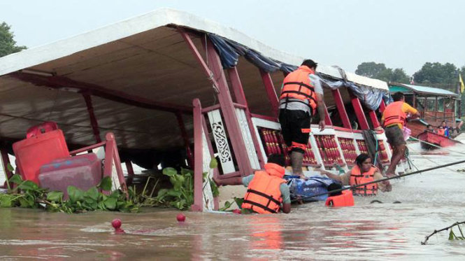 Lực lượng cứu hộ Thái Lan cố gắng dìu con tàu vào gần bờ sau vụ tai nạn - Ảnh: Reuters