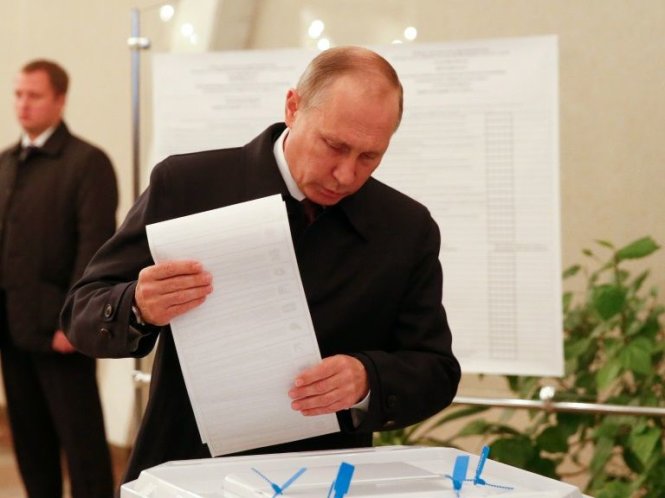 Tổng thống Nga Vladimir Putin bỏ lá phiếu của ông trong cuộc bầu cử Duma quốc gia Nga ngày 18-9 - Ảnh: AFP