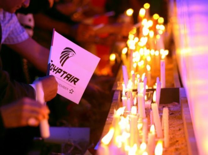Thắp nến tưởng niệm các nạn nhân vụ tai nạn máy bay của EgyptAir tại nhà hát opera ở thủ đô Cairo của Ai Cập - Ảnh: Reuters