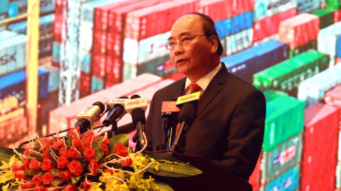 Thủ tướng Nguyễn Xuân Phúc đề nghị các doanh nghiệp thực hiện nghiêm chỉnh cam kết đầu tư theo đúng lời nói sau khi được phê duyệt đầu tư - Ảnh: TIẾN THẮNG