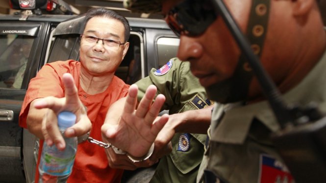 Thượng nghị sĩ Hong Sok Hour bị còng tay dẫn ra tòa vào đầu tháng 10-2015 - Ảnh: AFP