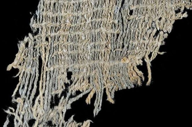 Mảnh vải nhuộm chàm 6.200 năm tuổi tại một ngôi đền ở Peru - Ảnh: Lauren Urana
