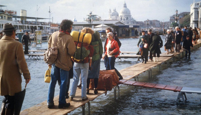 Trong quá khứ, mỗi khi có lụt, người dân Venice di chuyển khắp thành phố bằng sàn đi di động - Ảnh: Guardian