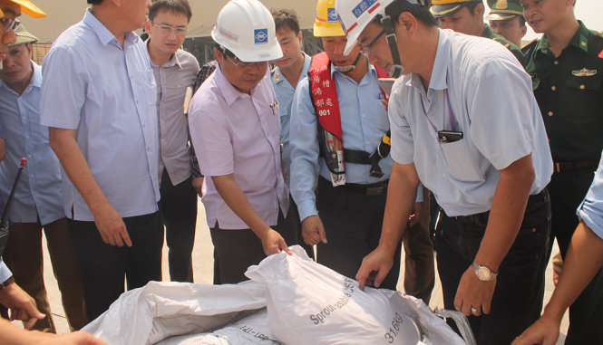 Cơ quan chức năng kiểm tra 168 tấn bù của Formosa nhập về - Ảnh: THẮNG DINH