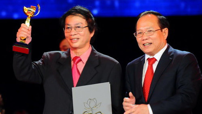 Đạo diễn Đặng Nhật Minh nhận giải Bông sen vàng 2009 với phim Đừng đốt - Ảnh tư liệu