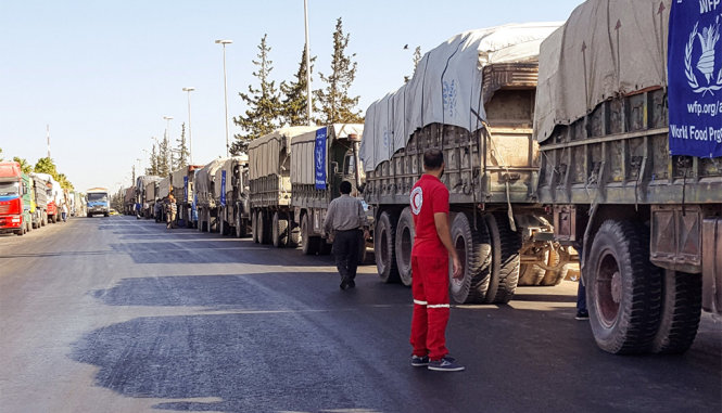 Đoàn xe cứu trợ vào Syria đã phải tạm dừng vì bị dính tên lửa - Ảnh: twitter