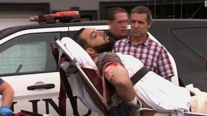 Nghi can Ahmad Khan Rahami bị thương và được cáng lên xe cứu thương sau cuộc đấu súng với cảnh sát tại Linden, New Jersey - Ảnh: WABC