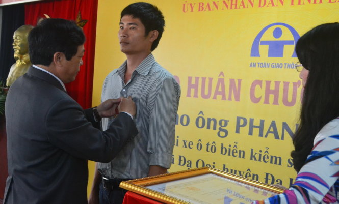 Ông Đoàn Văn Việt, Chủ tịch UBND tỉnh Lâm Đồng, trao Huân chương Dũng cảm cho tài xế Phan Văn Bắc - Ảnh: M.VINH