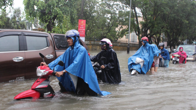 Một đoạn đường Nguyễn Huệ ở trung tâm TP Huế bị ngập trong chiều 21-9 - Ảnh: XUÂN ĐÀO